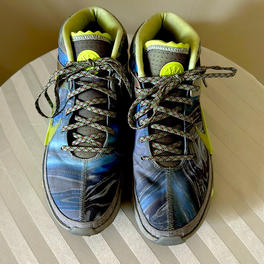Men’s 10.5 NIkE SHOES